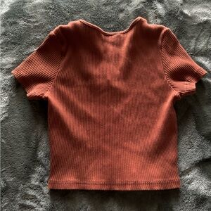 Causual, short brown top